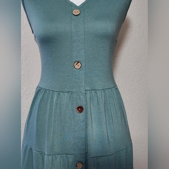 Cute light weight dress - Picture 2 of 4